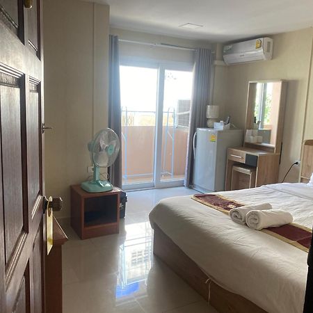 Hug Me Guesthouse Pattaya Exterior photo