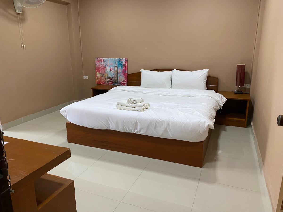 Hug Me Guesthouse Pattaya Exterior photo