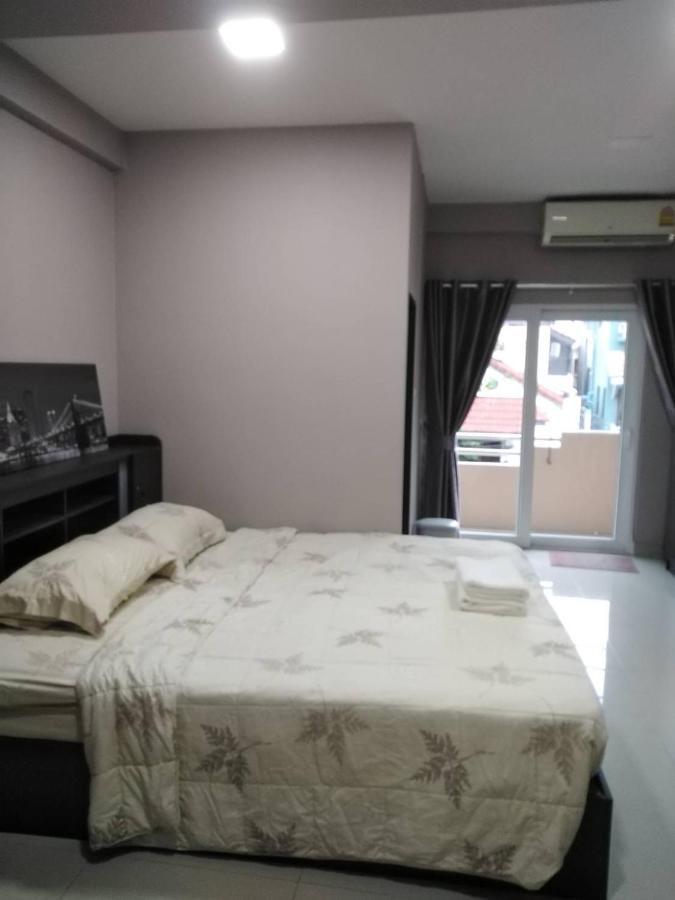Hug Me Guesthouse Pattaya Exterior photo